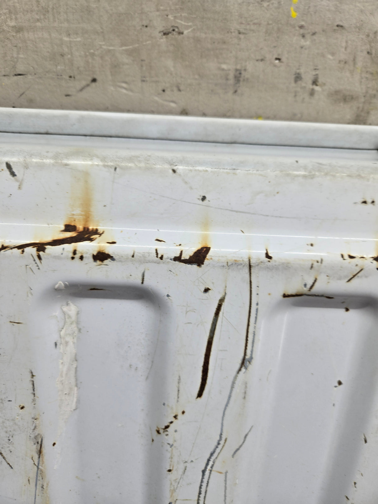 1999-2007 Chevrolet Silverado / GMC Sierra 1500 2500 3500 Tailgate - White