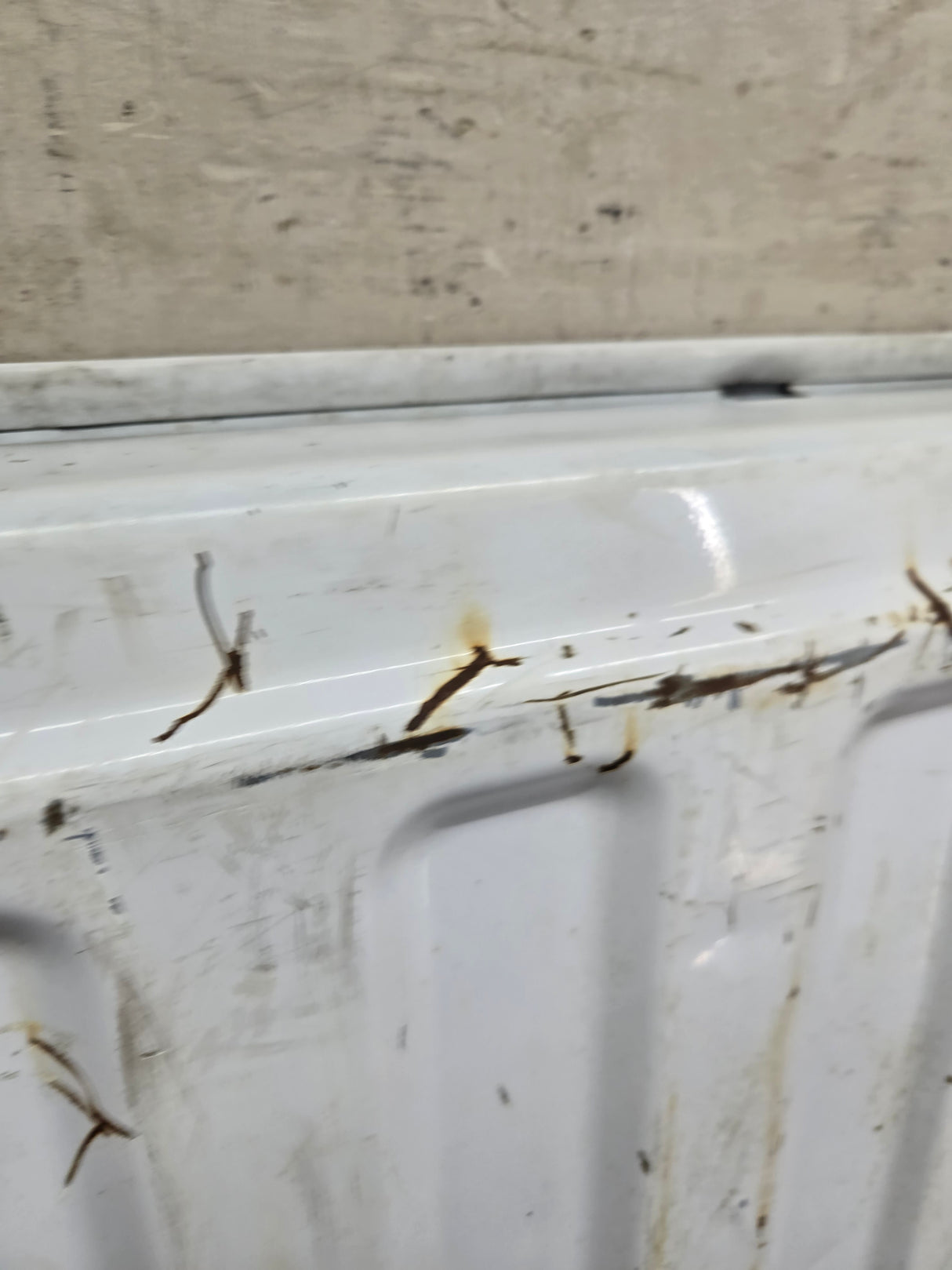 1999-2007 Chevrolet Silverado / GMC Sierra 1500 2500 3500 Tailgate - White