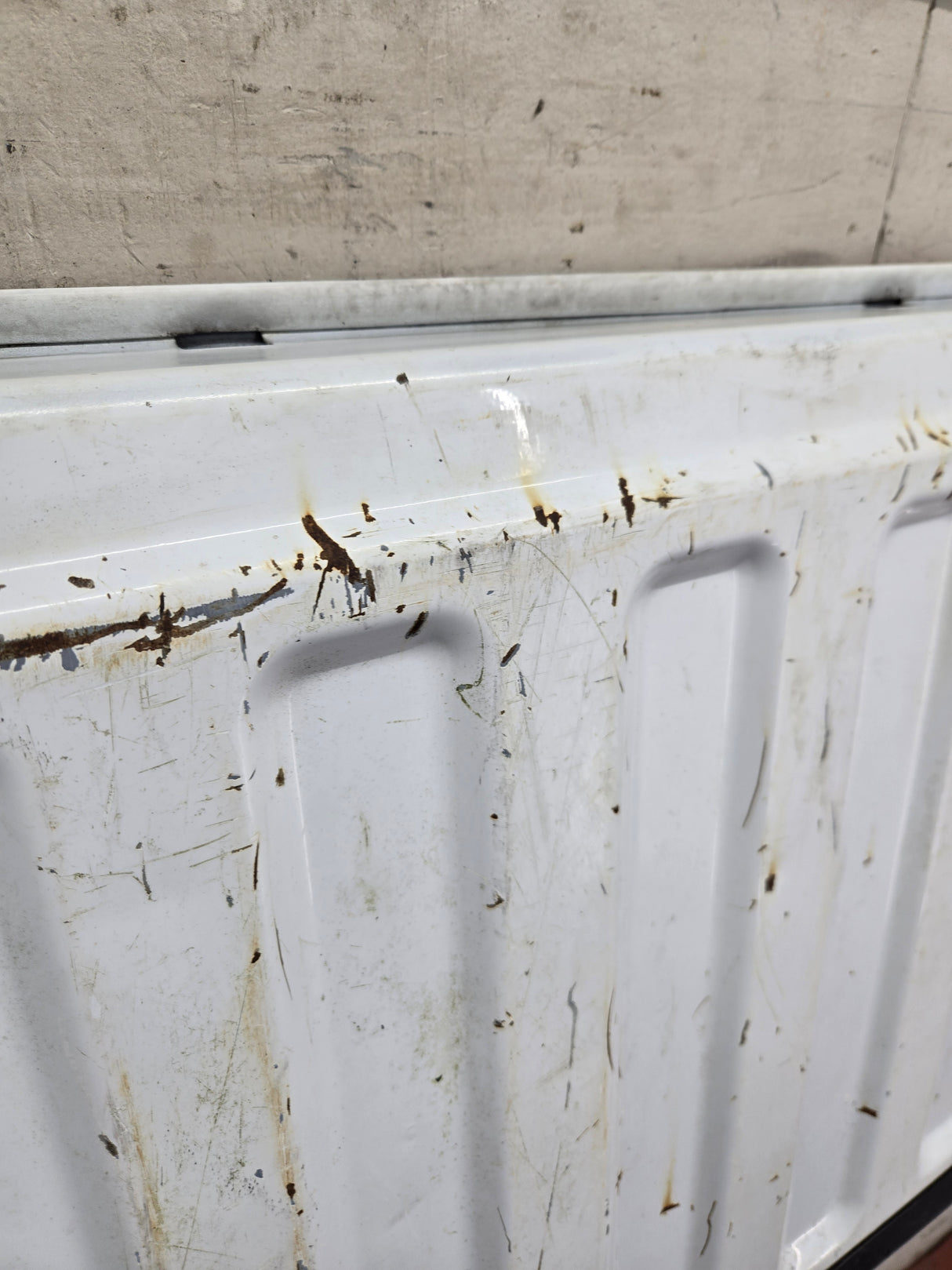 1999-2007 Chevrolet Silverado / GMC Sierra 1500 2500 3500 Tailgate - White