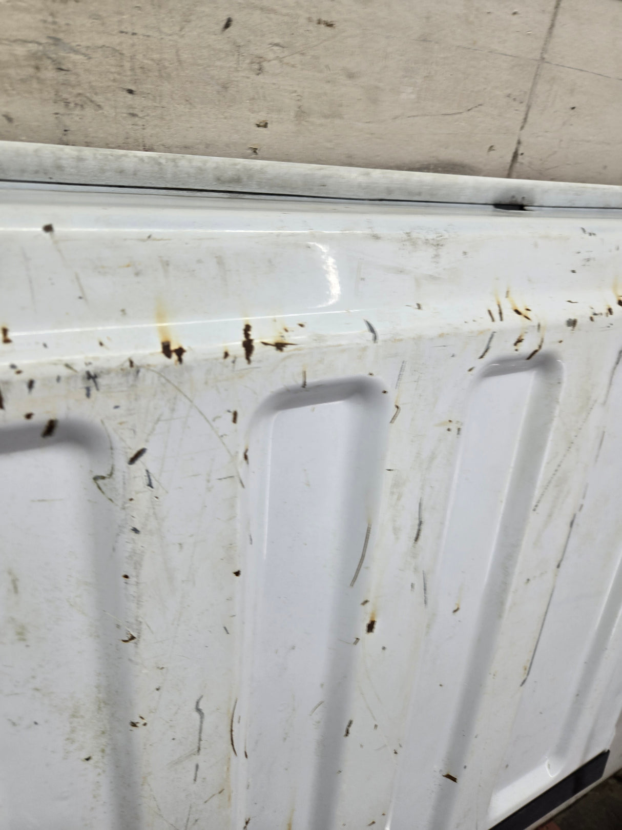 1999-2007 Chevrolet Silverado / GMC Sierra 1500 2500 3500 Tailgate - White