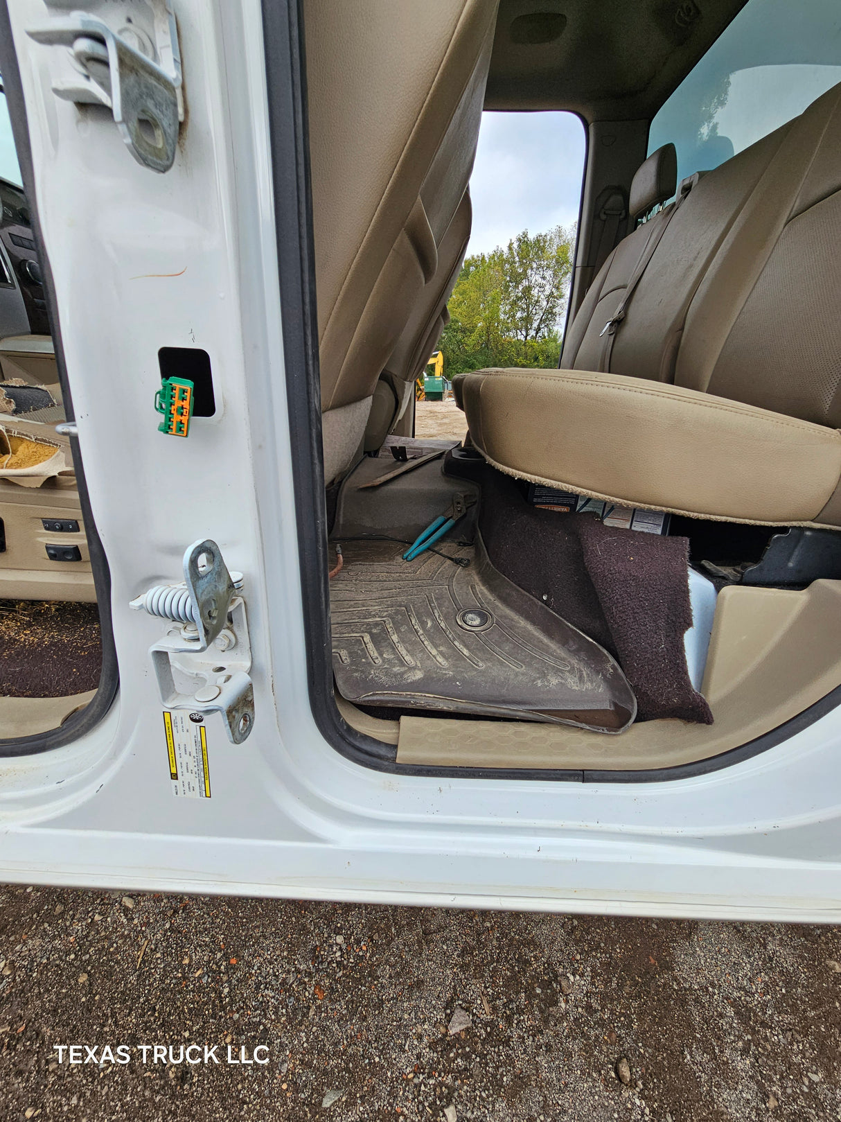 2009-2018 Dodge Ram 1500 4th Gen Quad Cab Cab - White/Tan