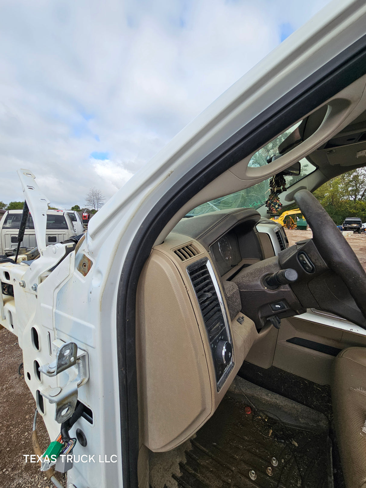 2009-2018 Dodge Ram 1500 4th Gen Quad Cab Cab - White/Tan