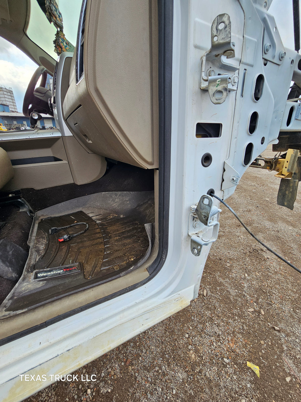 2009-2018 Dodge Ram 1500 4th Gen Quad Cab Cab - White/Tan