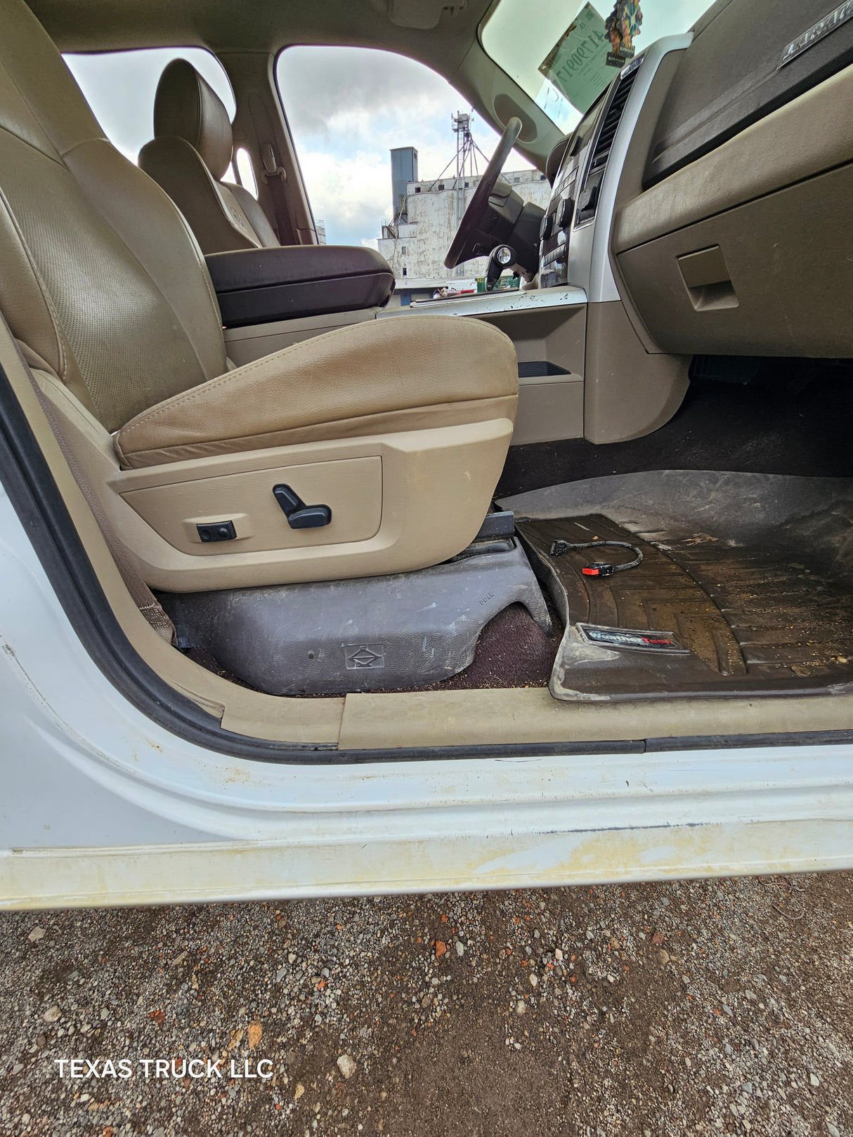 2009-2018 Dodge Ram 1500 4th Gen Quad Cab Cab - White/Tan