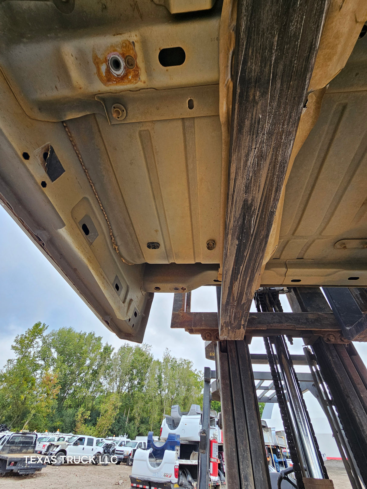 2009-2018 Dodge Ram 1500 4th Gen Quad Cab Cab - White/Tan