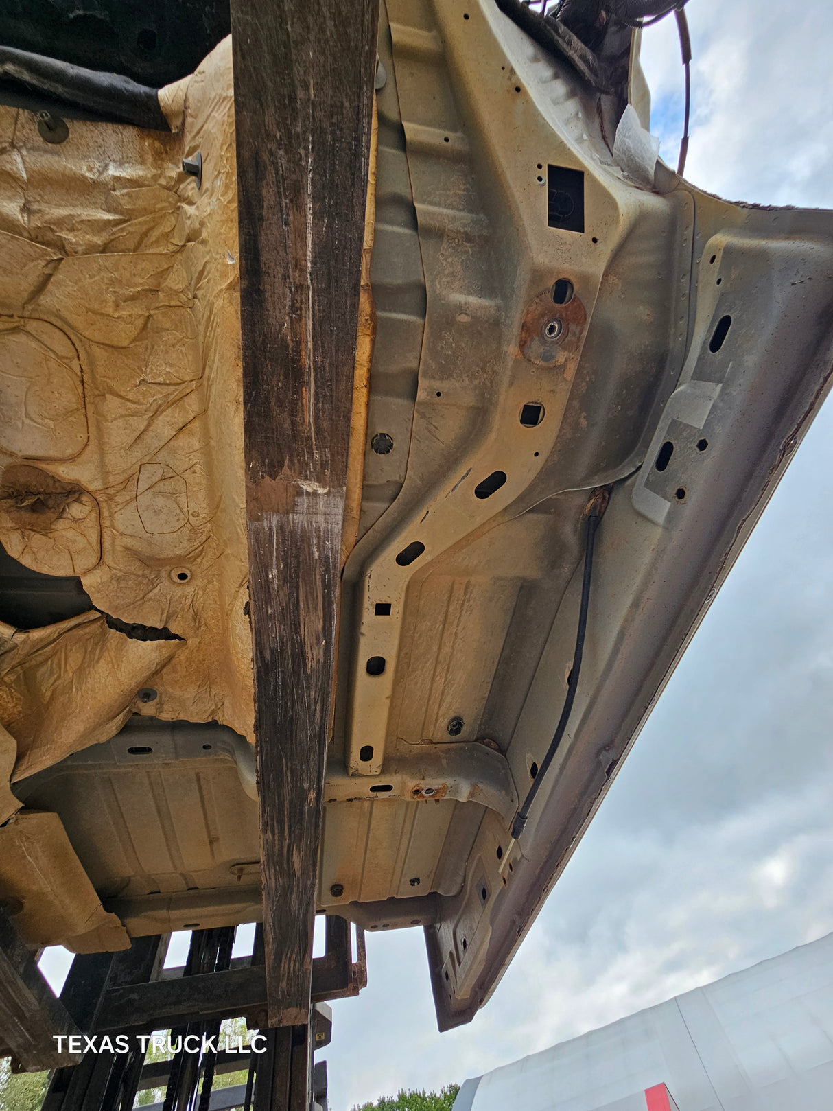 2009-2018 Dodge Ram 1500 4th Gen Quad Cab Cab - White/Tan