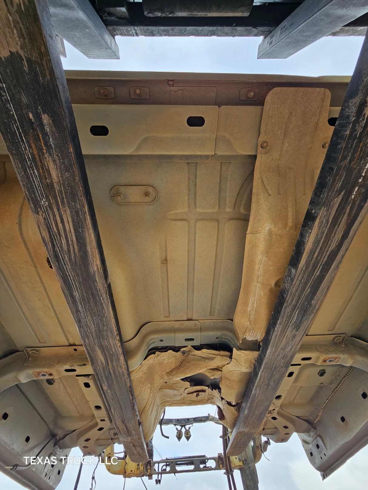 2009-2018 Dodge Ram 1500 4th Gen Quad Cab Cab - White/Tan