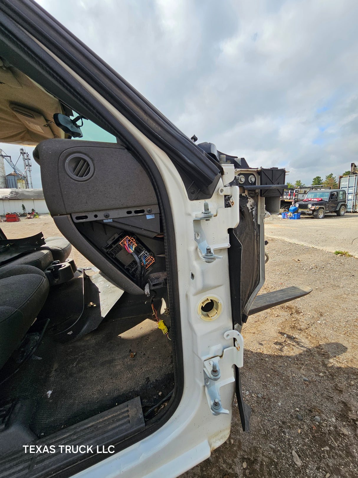 1999-2007 Chevrolet Silverado / GMC Sierra 1500 2500 HD 3500HD Regular Cab Body - Summit white