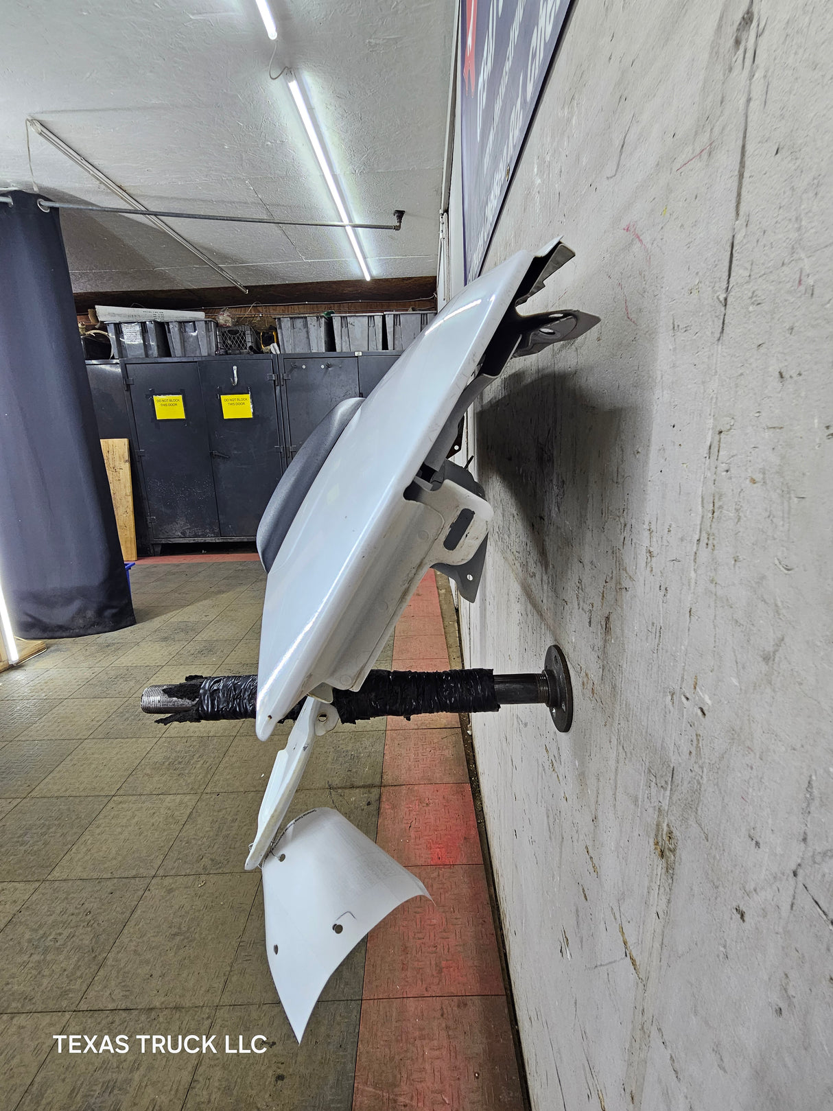 2003-2007 Chevrolet Silverado / Tahoe / Suburban 1500 2500 3500 HD RH Passenger Side "Cateye" Front Fender - Summit White