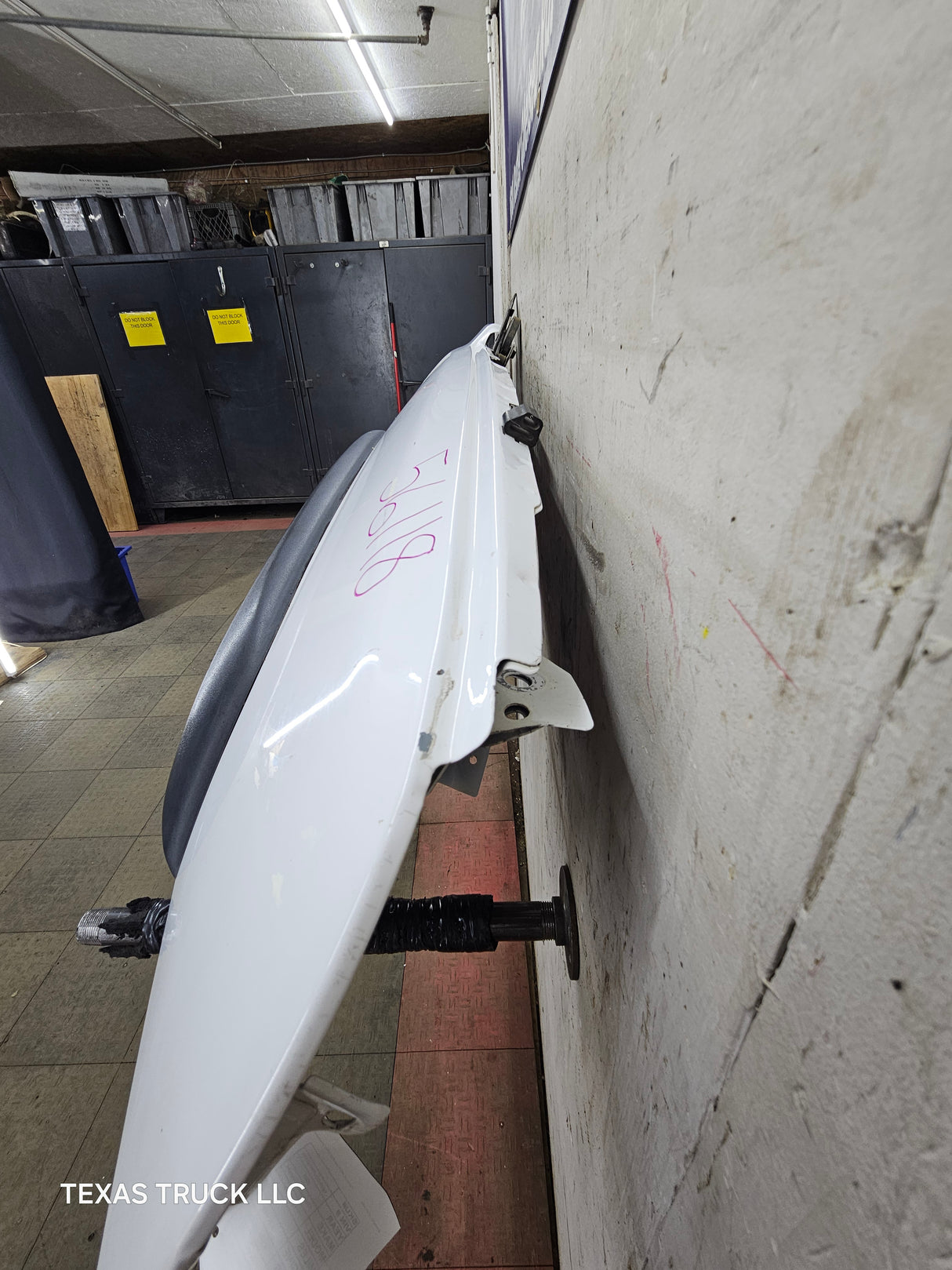 2003-2007 Chevrolet Silverado / Tahoe / Suburban 1500 2500 3500 HD RH Passenger Side "Cateye" Front Fender - Summit White