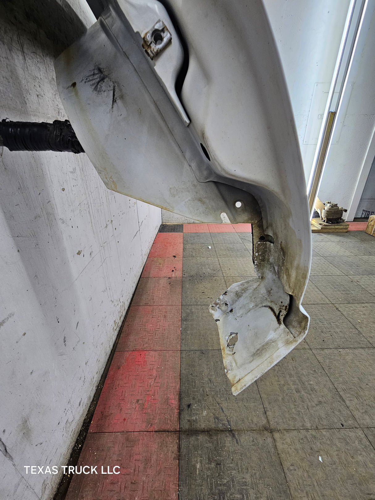 2003-2007 Chevrolet Silverado / Tahoe / Suburban 1500 2500 3500 HD RH Passenger Side "Cateye" Front Fender - Summit White