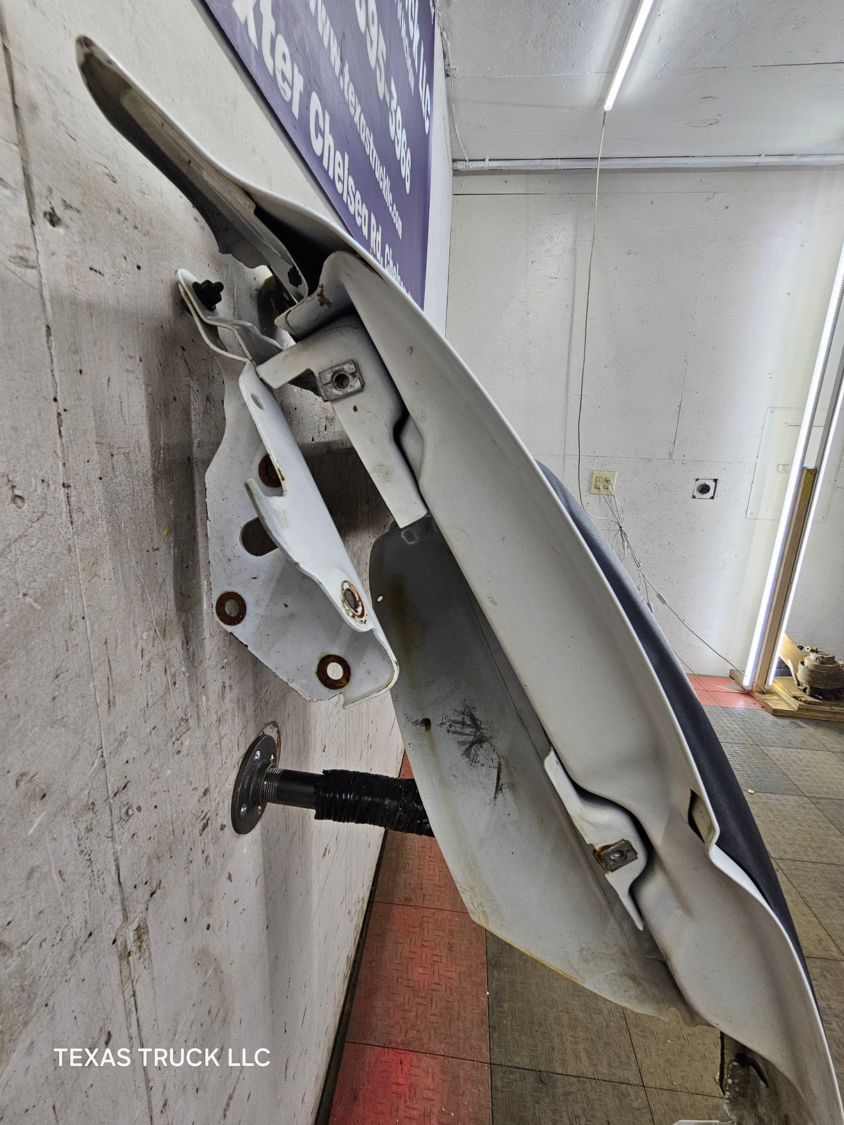 2003-2007 Chevrolet Silverado / Tahoe / Suburban 1500 2500 3500 HD RH Passenger Side "Cateye" Front Fender - Summit White