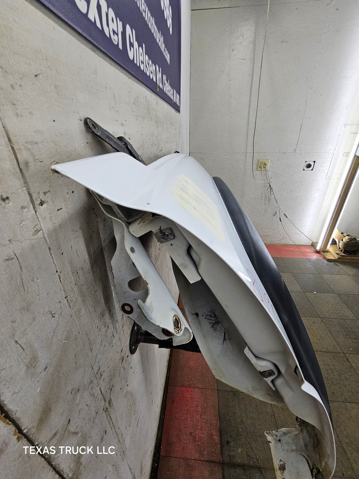 2003-2007 Chevrolet Silverado / Tahoe / Suburban 1500 2500 3500 HD RH Passenger Side "Cateye" Front Fender - Summit White