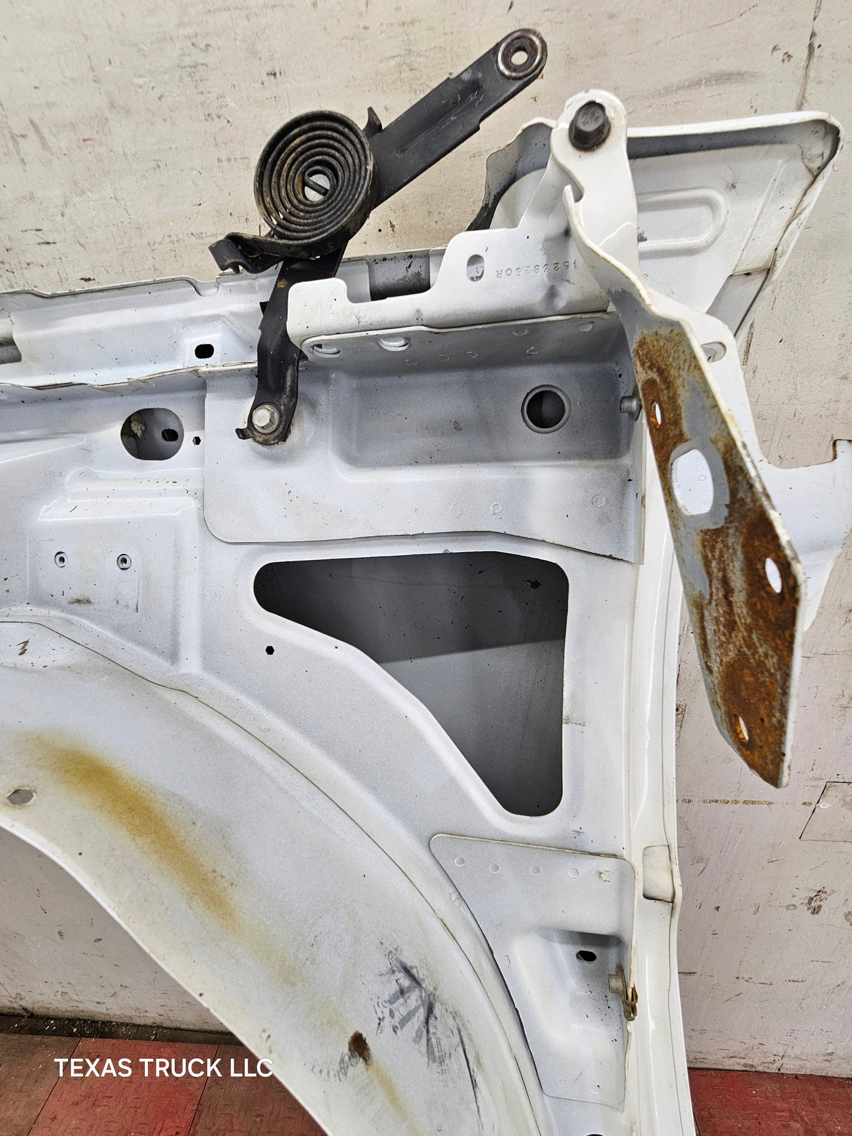 2003-2007 Chevrolet Silverado / Tahoe / Suburban 1500 2500 3500 HD RH Passenger Side "Cateye" Front Fender - Summit White