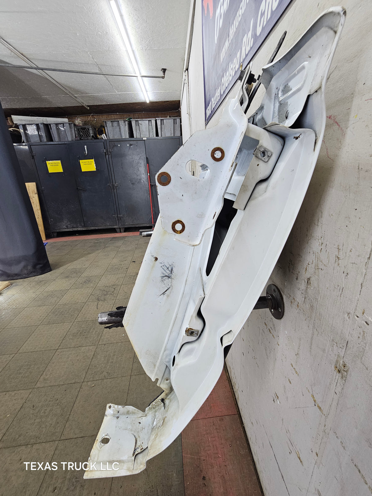 2003-2007 Chevrolet Silverado / Tahoe / Suburban 1500 2500 3500 HD RH Passenger Side "Cateye" Front Fender - Summit White