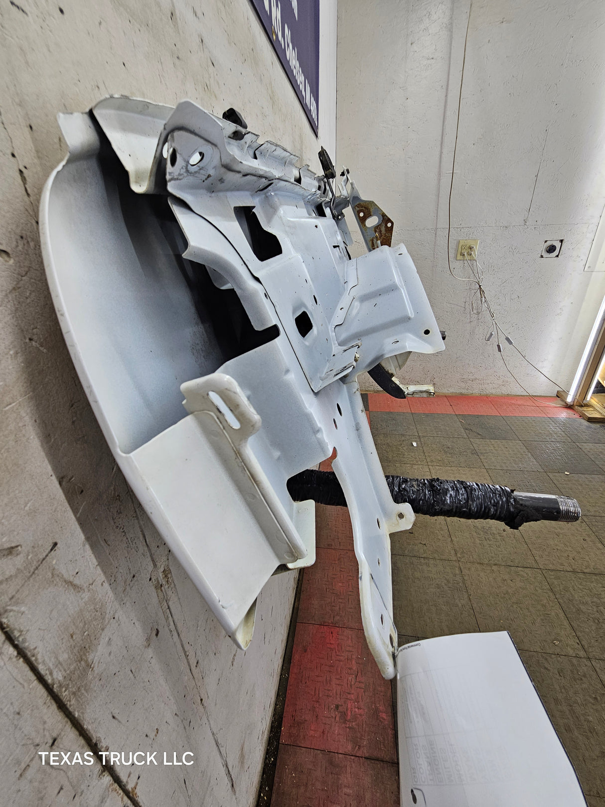 2003-2007 Chevrolet Silverado / Tahoe / Suburban 1500 2500 3500 HD RH Passenger Side "Cateye" Front Fender - Summit White