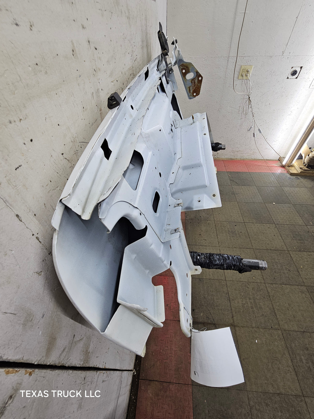 2003-2007 Chevrolet Silverado / Tahoe / Suburban 1500 2500 3500 HD RH Passenger Side "Cateye" Front Fender - Summit White