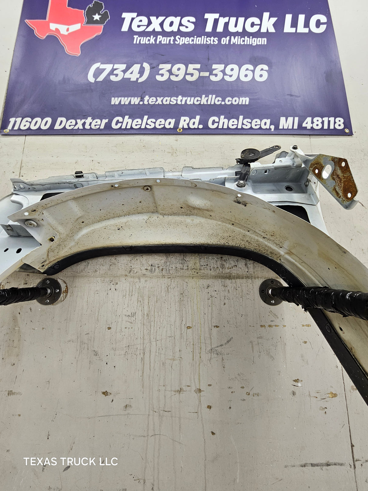 2003-2007 Chevrolet Silverado / Tahoe / Suburban 1500 2500 3500 HD RH Passenger Side "Cateye" Front Fender - Summit White