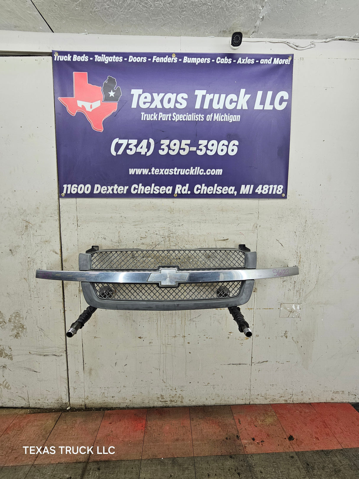 2003-2006 Chevrolet Silverado 1500 2500 'Cateye' NON HD Grill OEM - Chrome