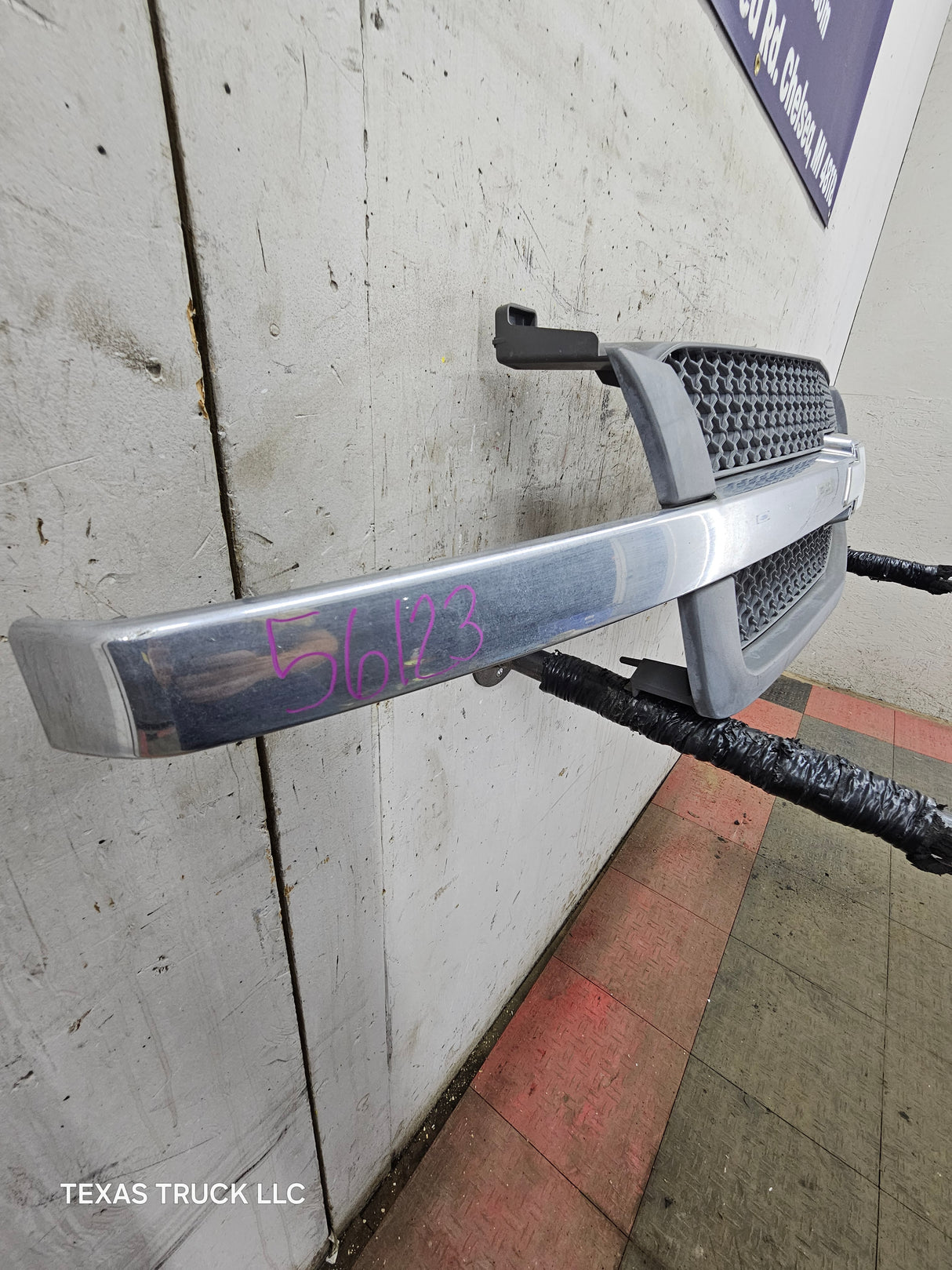 2003-2006 Chevrolet Silverado 1500 2500 'Cateye' NON HD Grill OEM - Chrome