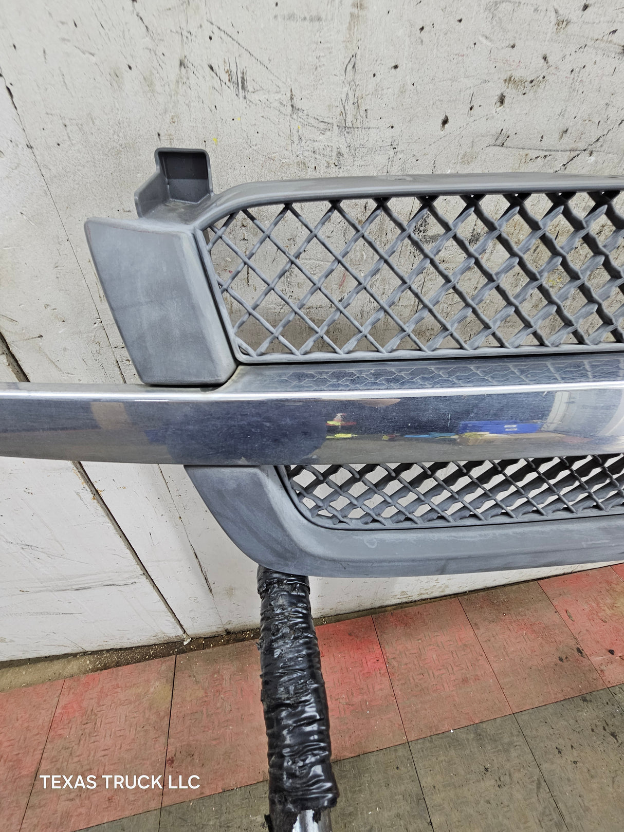 2003-2006 Chevrolet Silverado 1500 2500 'Cateye' NON HD Grill OEM - Chrome