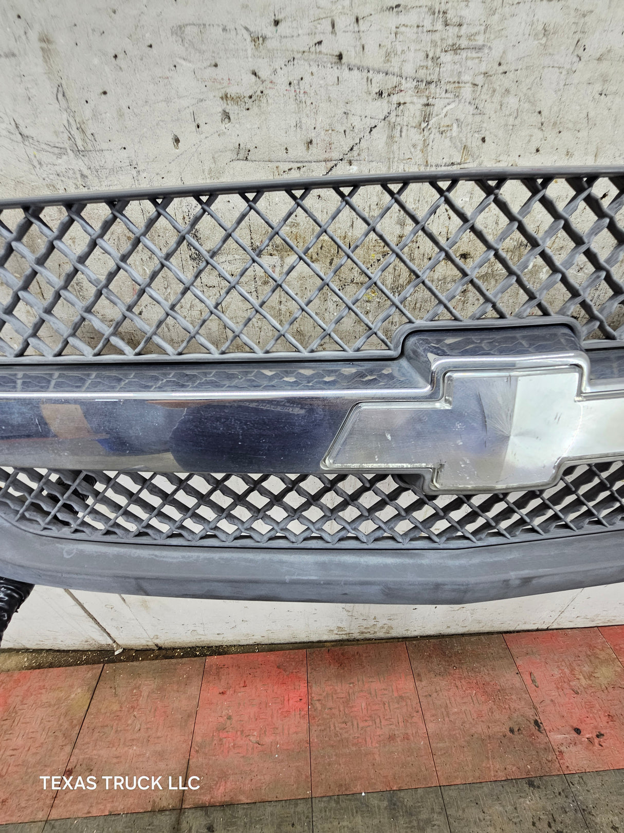 2003-2006 Chevrolet Silverado 1500 2500 'Cateye' NON HD Grill OEM - Chrome