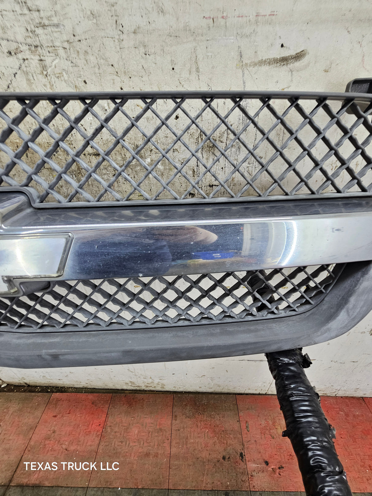 2003-2006 Chevrolet Silverado 1500 2500 'Cateye' NON HD Grill OEM - Chrome