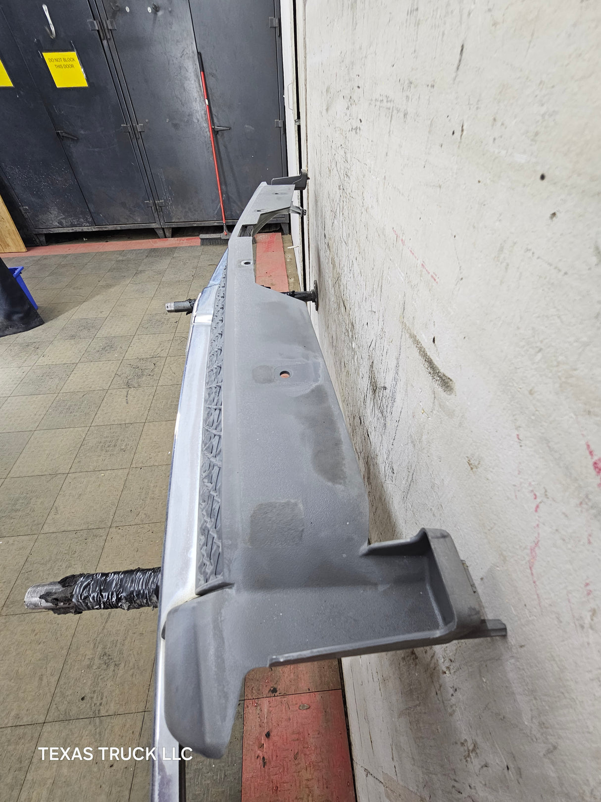 2003-2006 Chevrolet Silverado 1500 2500 'Cateye' NON HD Grill OEM - Chrome