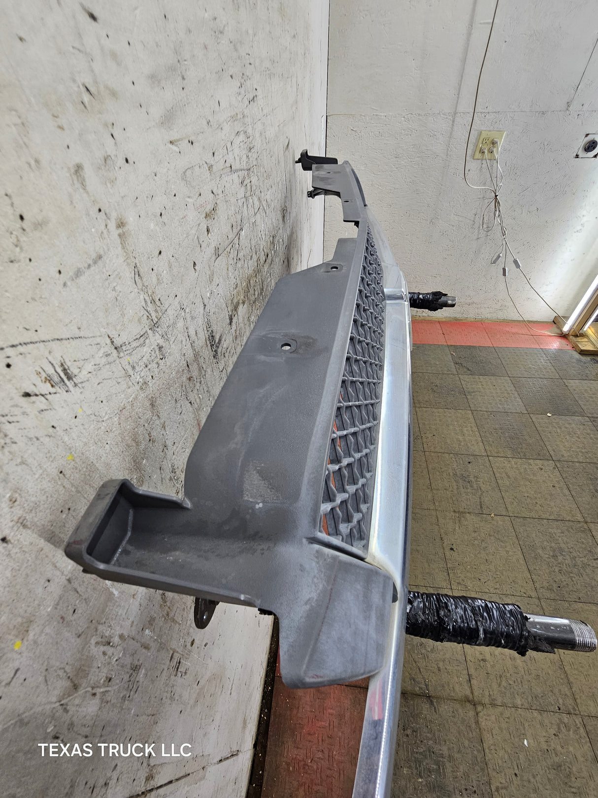 2003-2006 Chevrolet Silverado 1500 2500 'Cateye' NON HD Grill OEM - Chrome