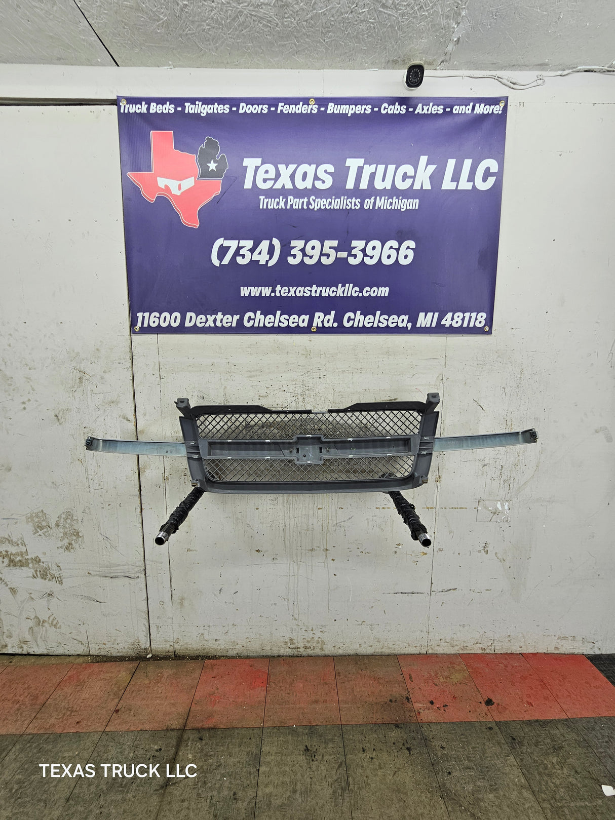 2003-2006 Chevrolet Silverado 1500 2500 'Cateye' NON HD Grill OEM - Chrome