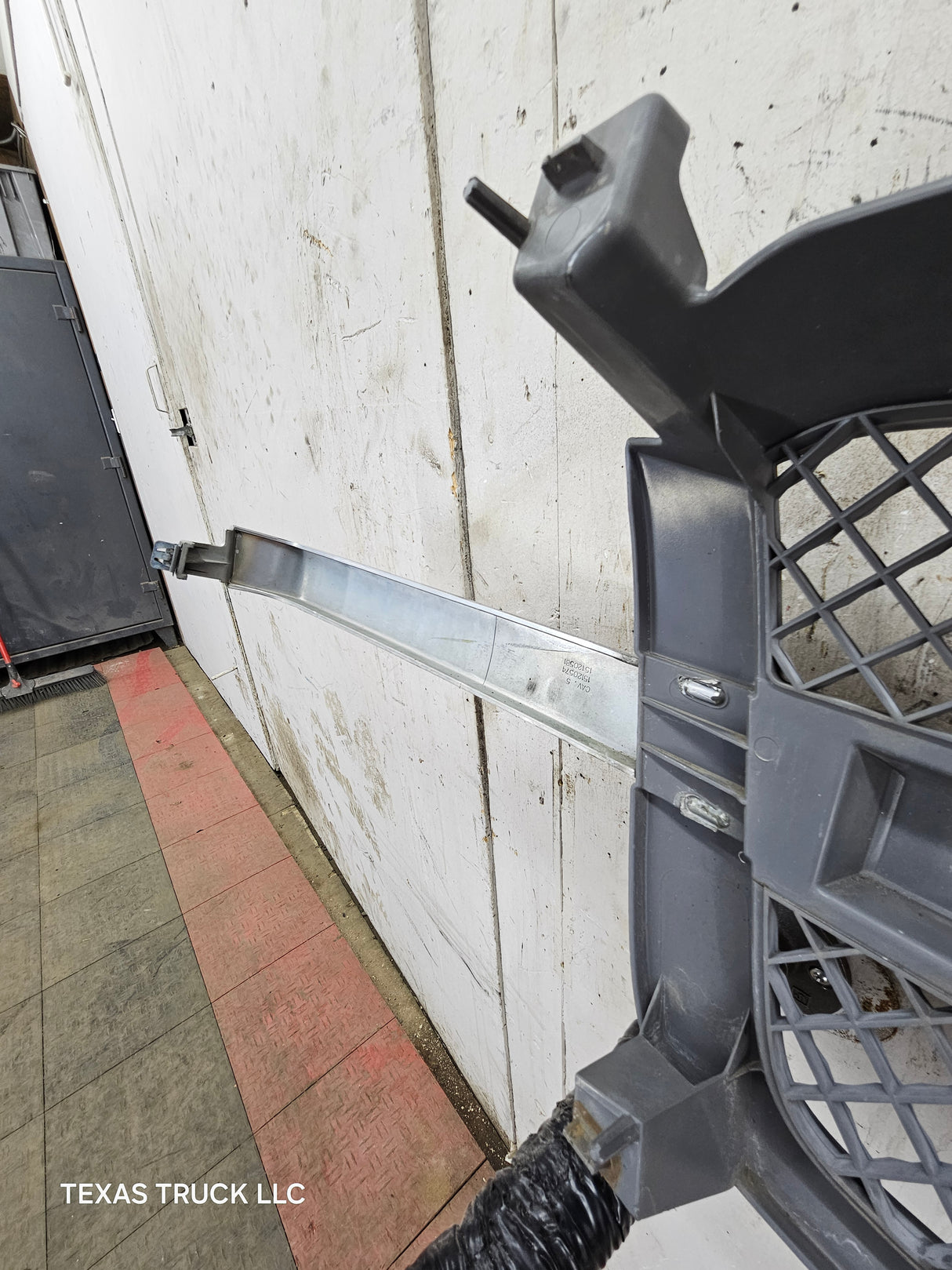 2003-2006 Chevrolet Silverado 1500 2500 'Cateye' NON HD Grill OEM - Chrome