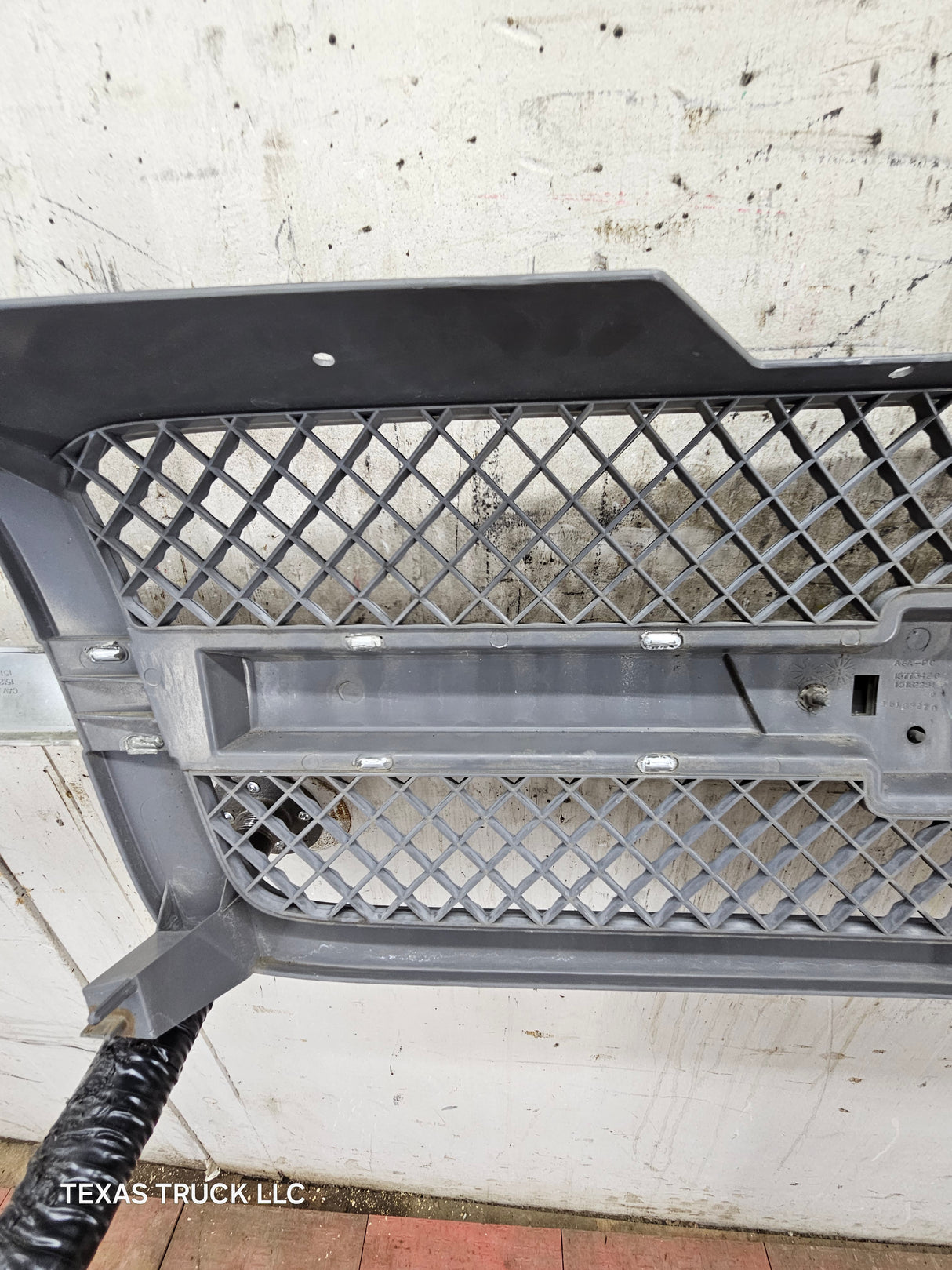 2003-2006 Chevrolet Silverado 1500 2500 'Cateye' NON HD Grill OEM - Chrome