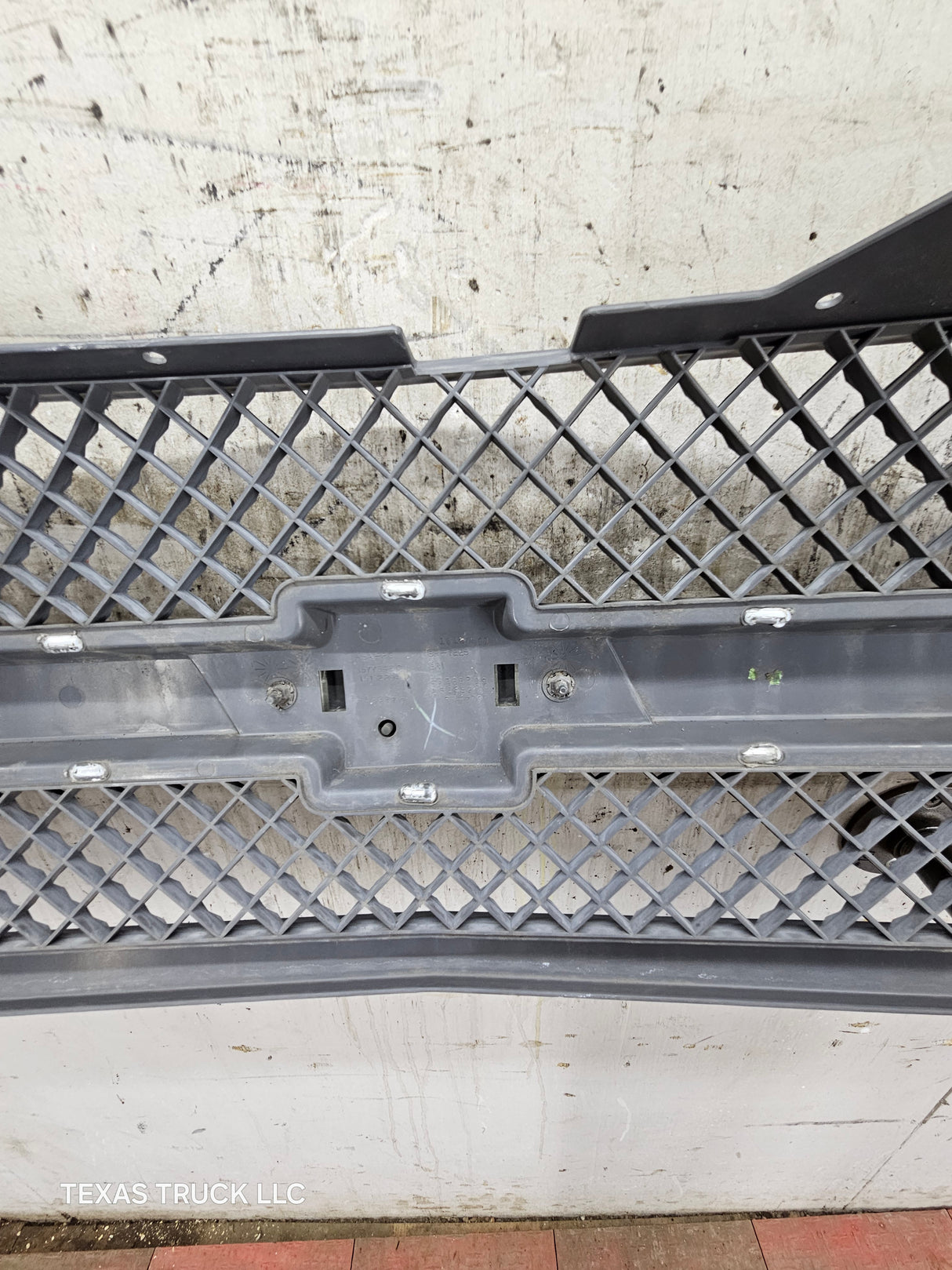 2003-2006 Chevrolet Silverado 1500 2500 'Cateye' NON HD Grill OEM - Chrome