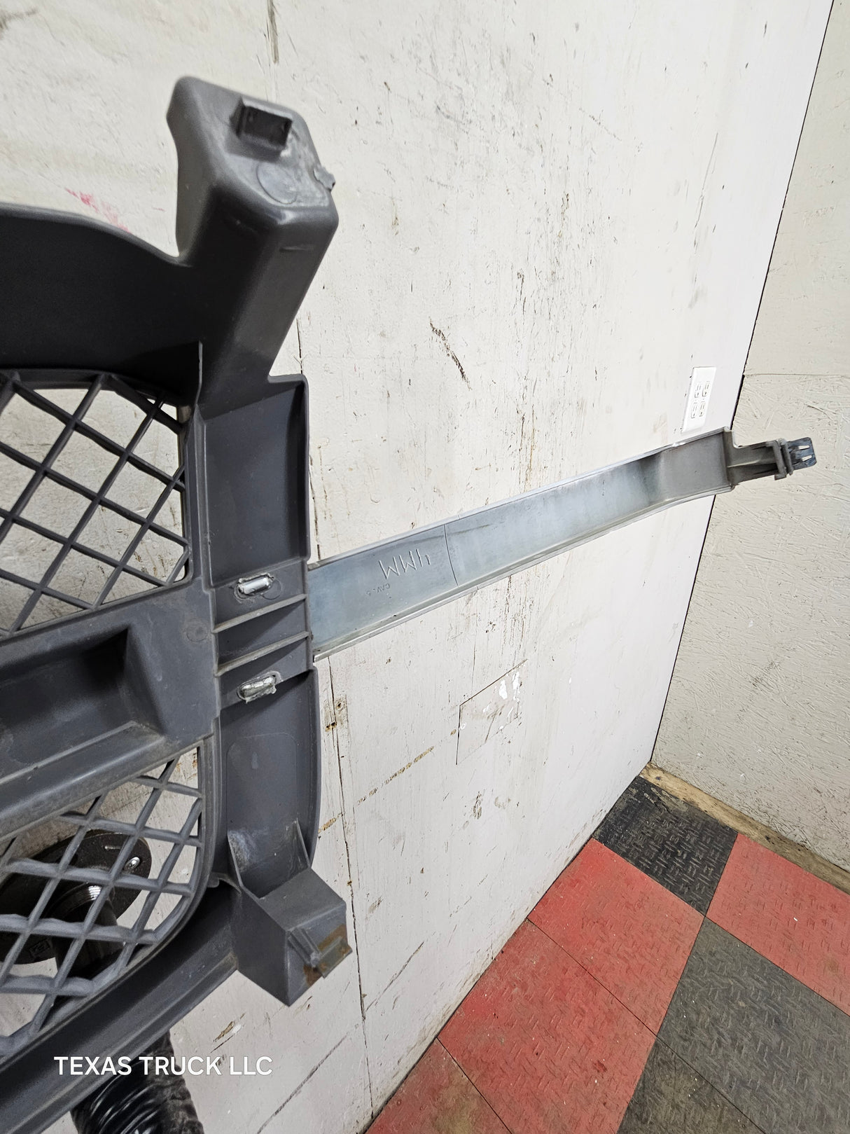 2003-2006 Chevrolet Silverado 1500 2500 'Cateye' NON HD Grill OEM - Chrome