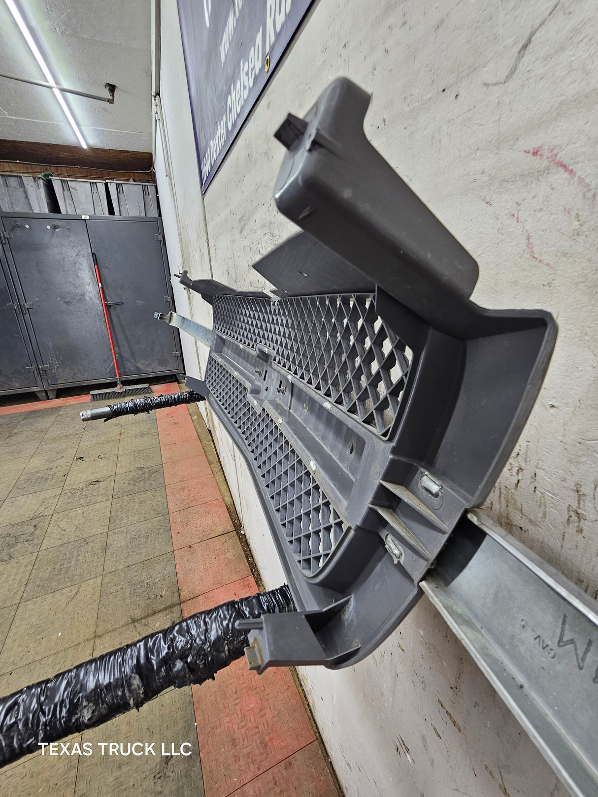 2003-2006 Chevrolet Silverado 1500 2500 'Cateye' NON HD Grill OEM - Chrome