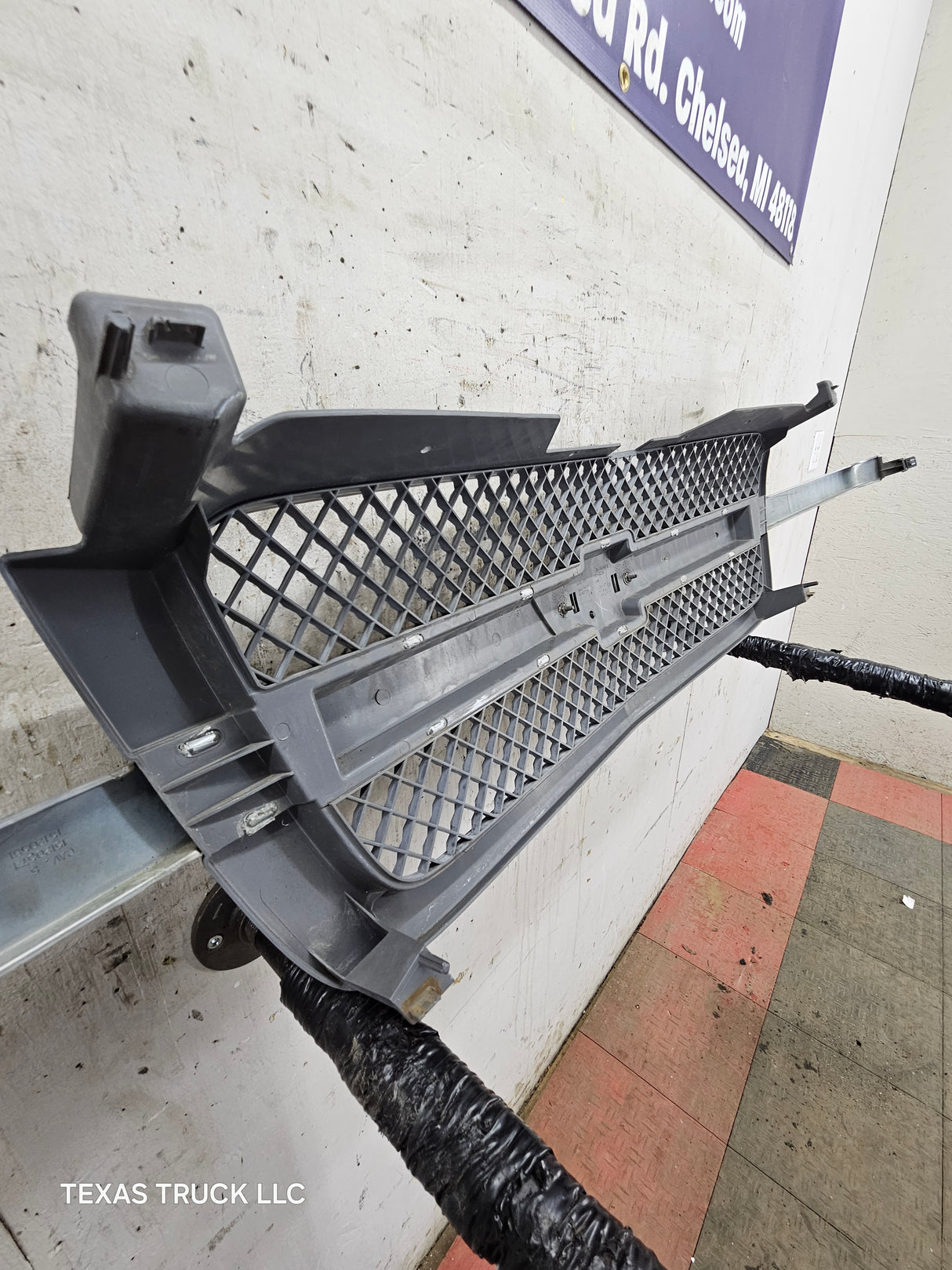 2003-2006 Chevrolet Silverado 1500 2500 'Cateye' NON HD Grill OEM - Chrome