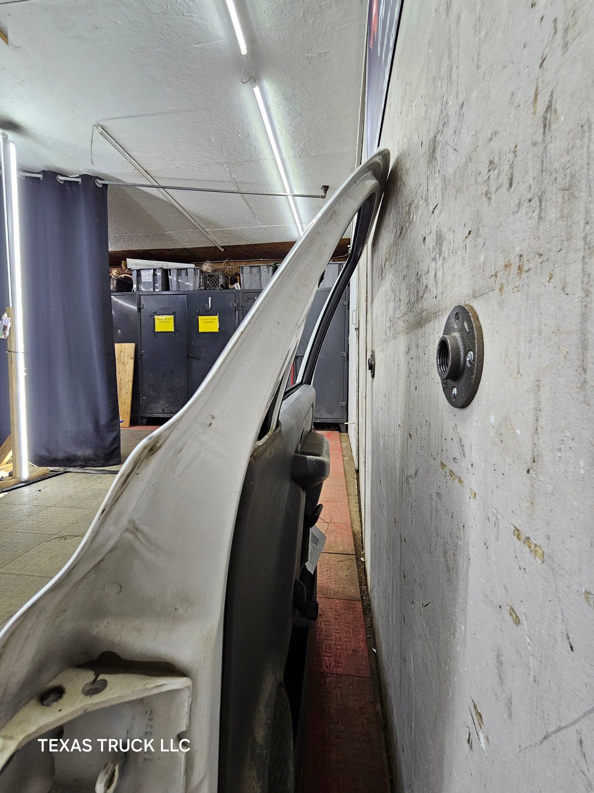 1999-2006 Chevrolet Silverado / GMC Sierra 1500 2500 3500 HD Front Passenger side Door RH