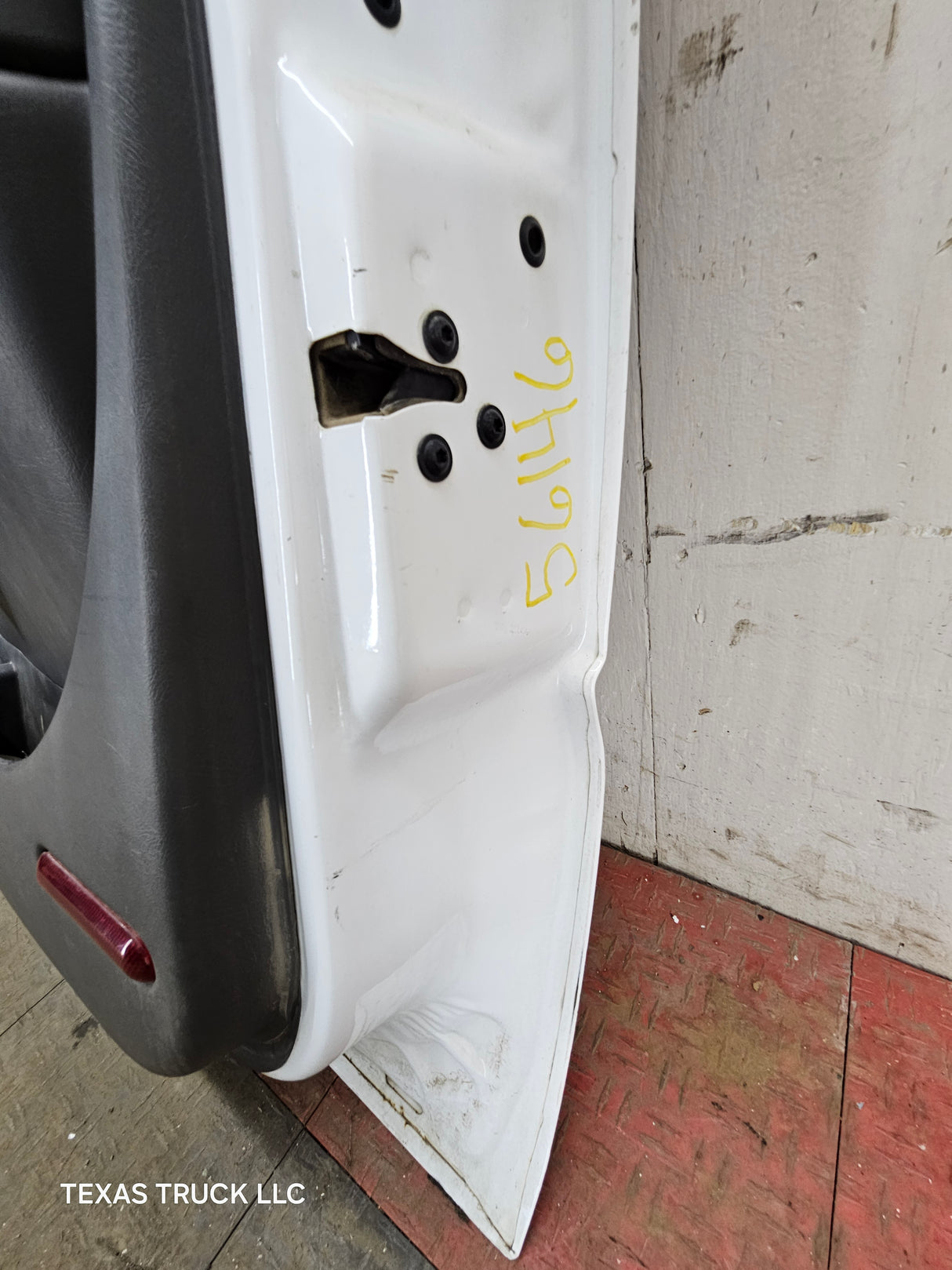 1999-2006 Chevrolet Silverado / GMC Sierra 1500 2500 3500 HD Front Passenger side Door RH