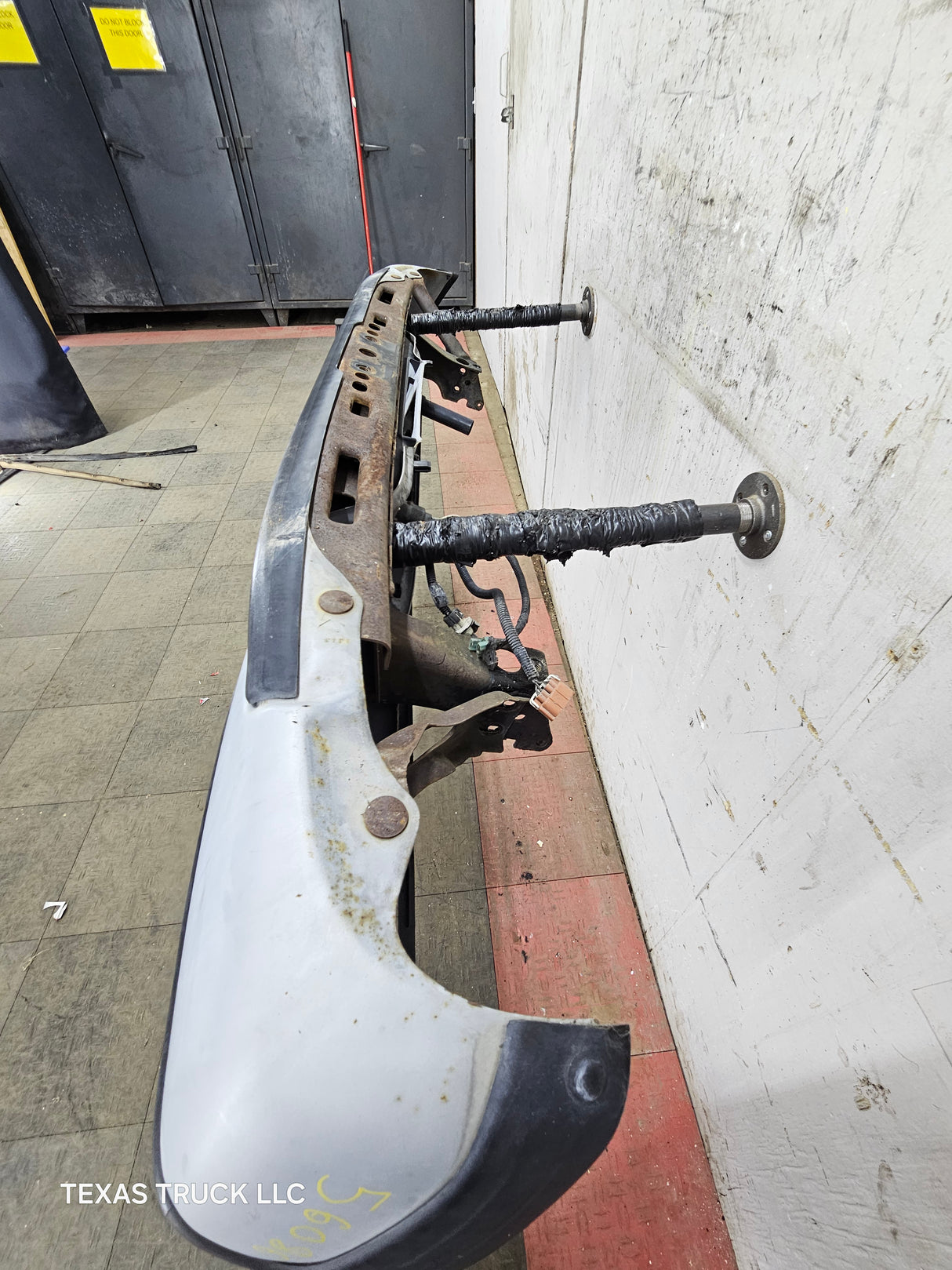 1999-2007 Chevrolet Silverado / GMC Sierra 1500 Rear Bumper