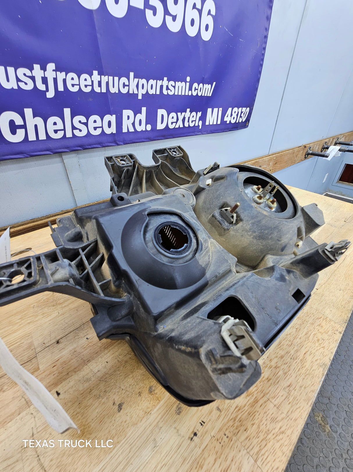 2008-2010 Ford Super Duty F250 F350 F450 F550 LH Driver Side Sealed Beam Halogen Head Light & Marker Light Bucket 7C34-13101-A