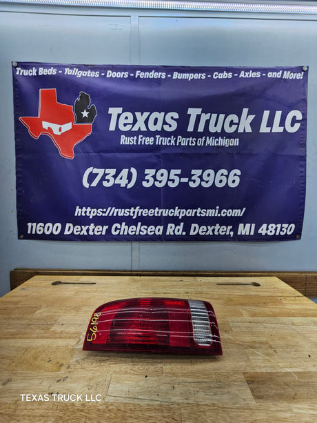 1999-2007 Ford Super Duty F250 F350 F450 F550 RH Passenger Side Tail Light