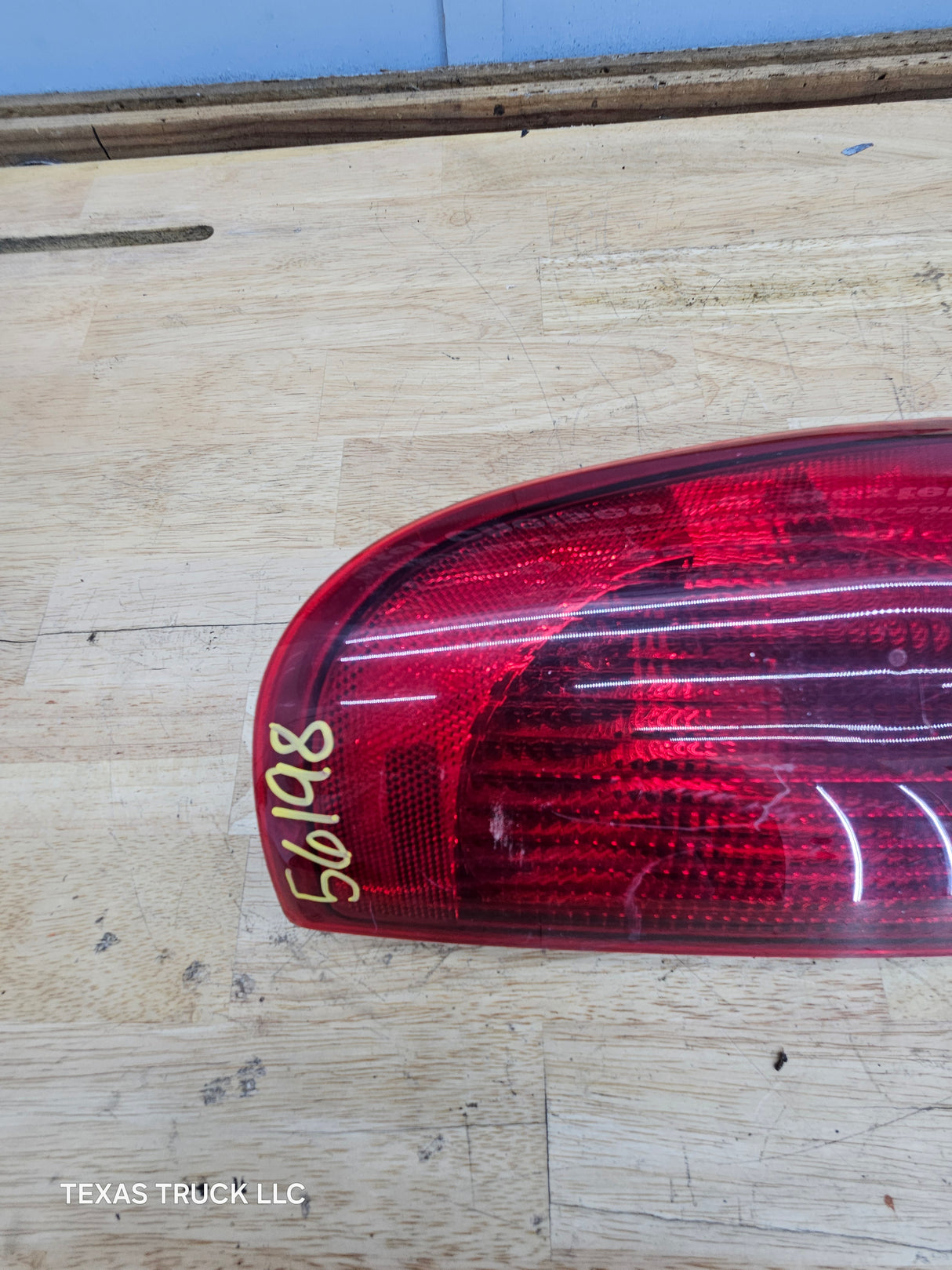 1999-2007 Ford Super Duty F250 F350 F450 F550 RH Passenger Side Tail Light