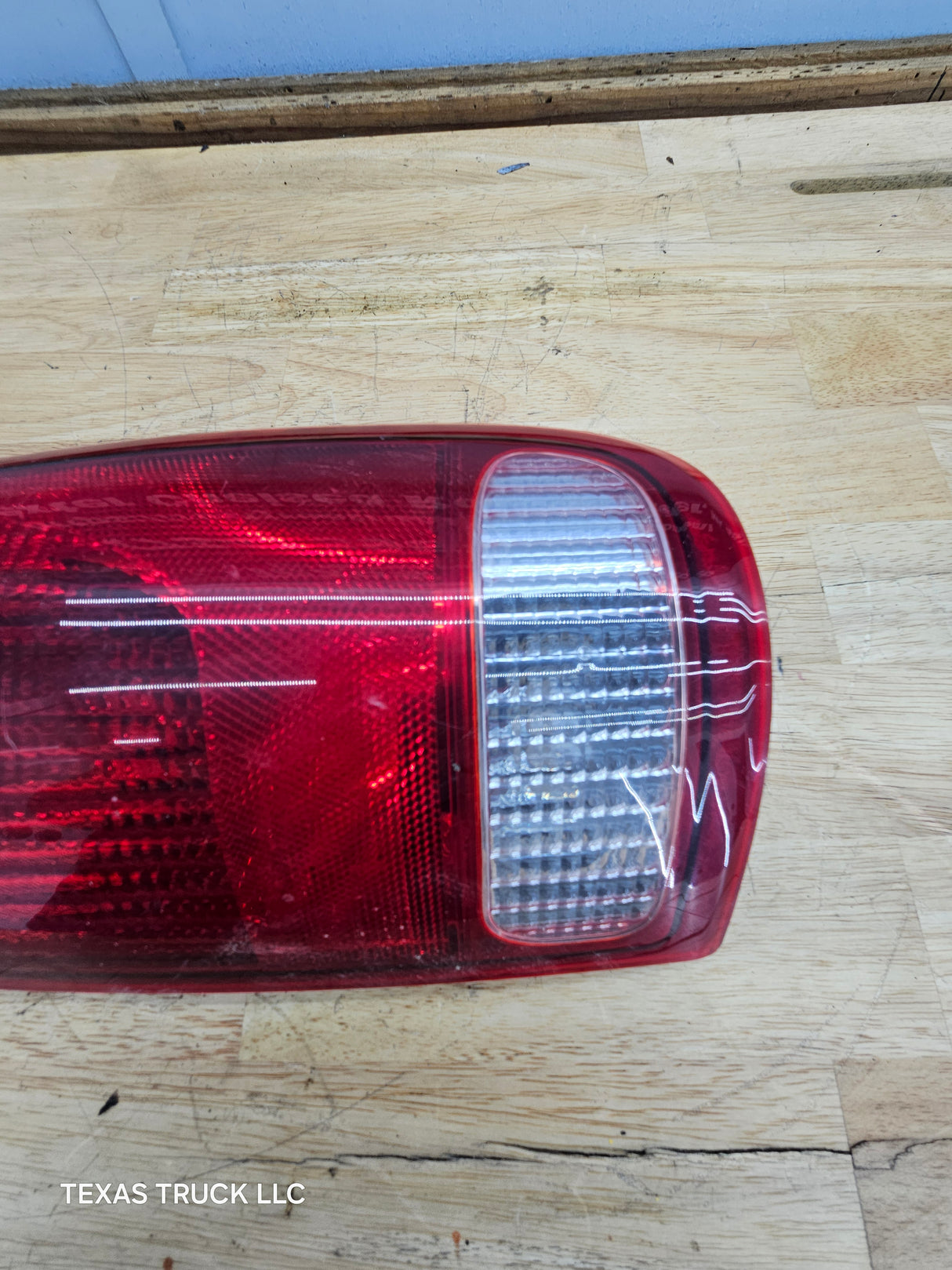 1999-2007 Ford Super Duty F250 F350 F450 F550 RH Passenger Side Tail Light