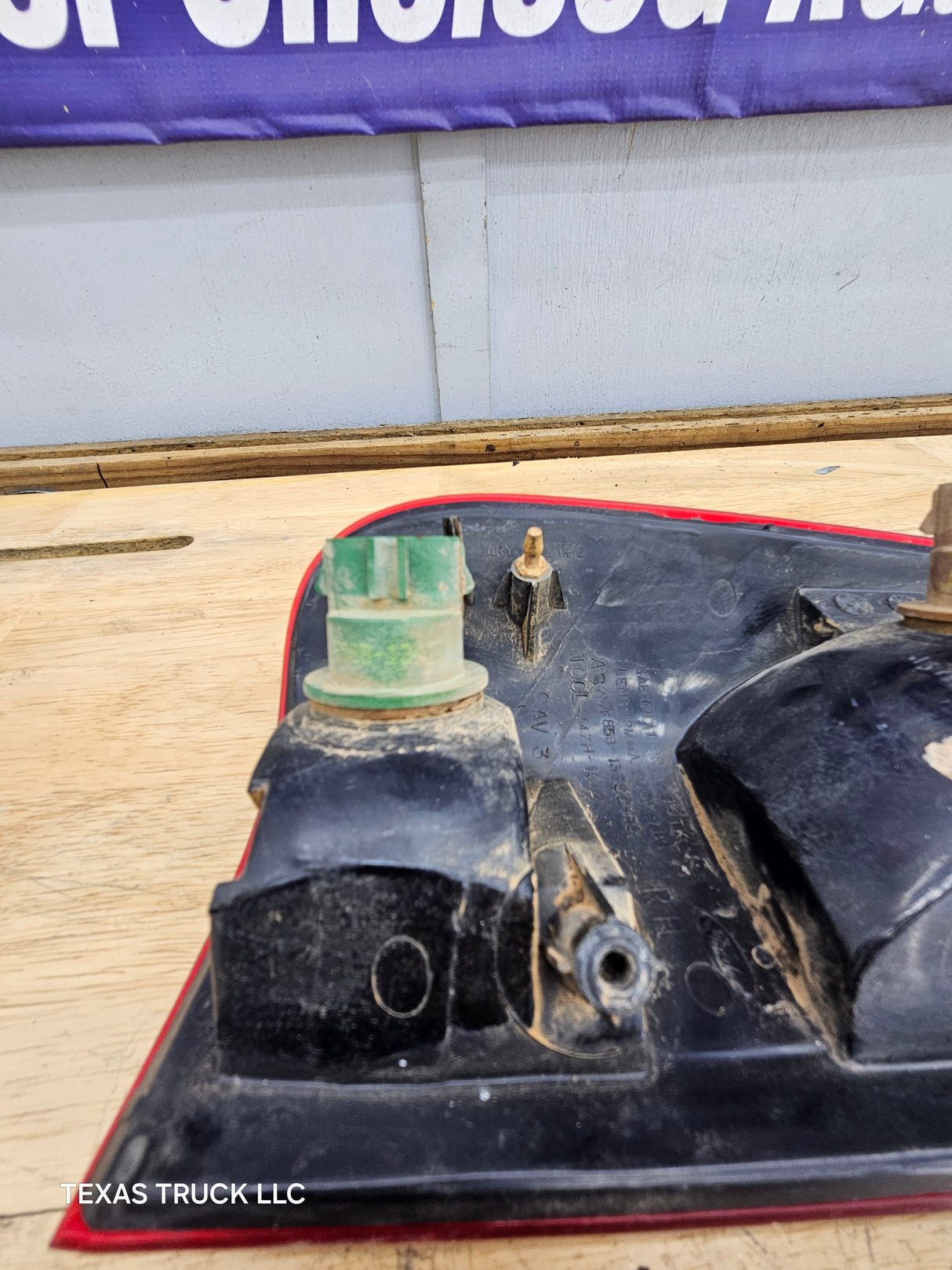 1999-2007 Ford Super Duty F250 F350 F450 F550 RH Passenger Side Tail Light