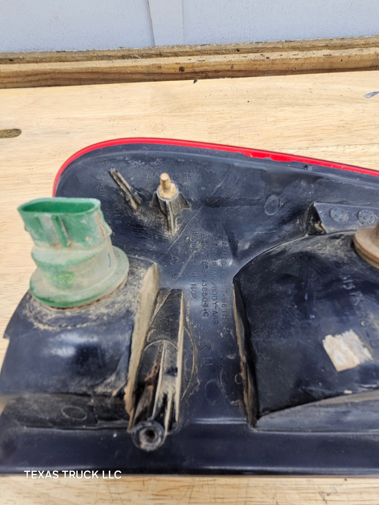 1999-2007 Ford Super Duty F250 F350 F450 F550 RH Passenger Side Tail Light