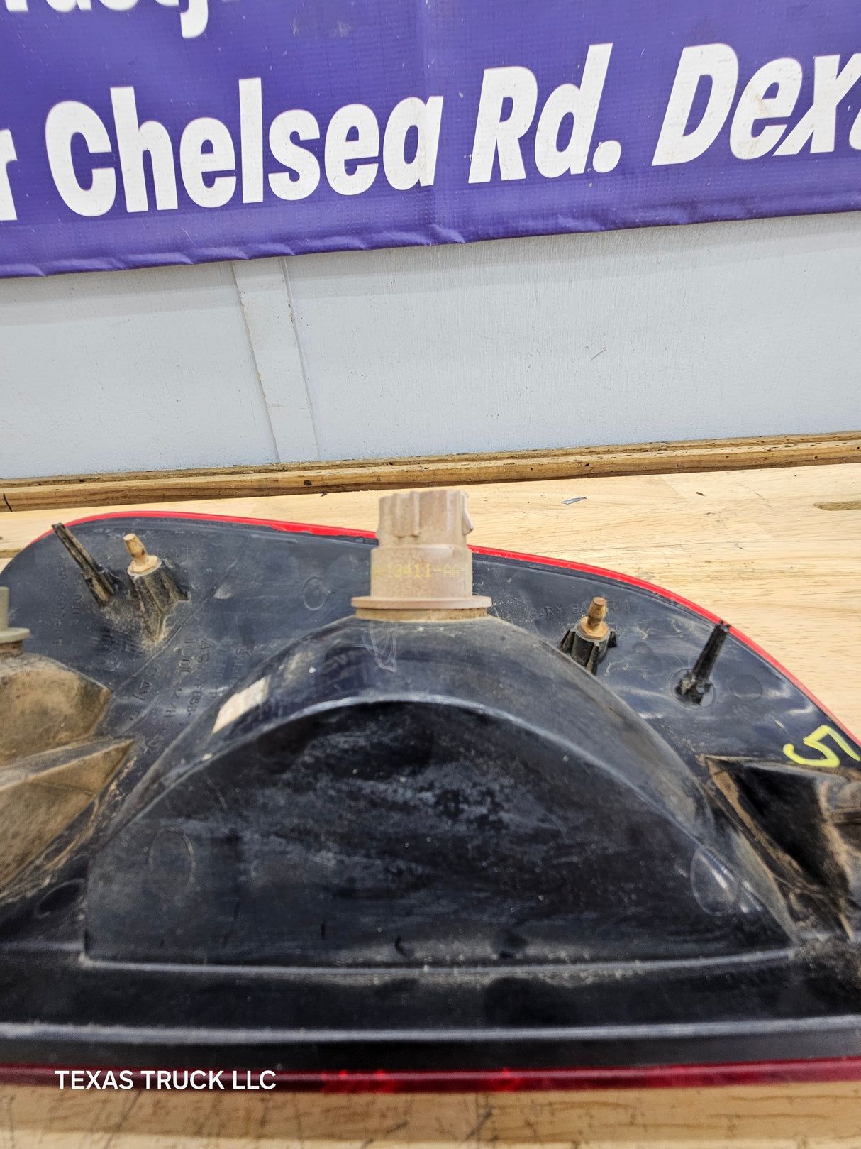 1999-2007 Ford Super Duty F250 F350 F450 F550 RH Passenger Side Tail Light