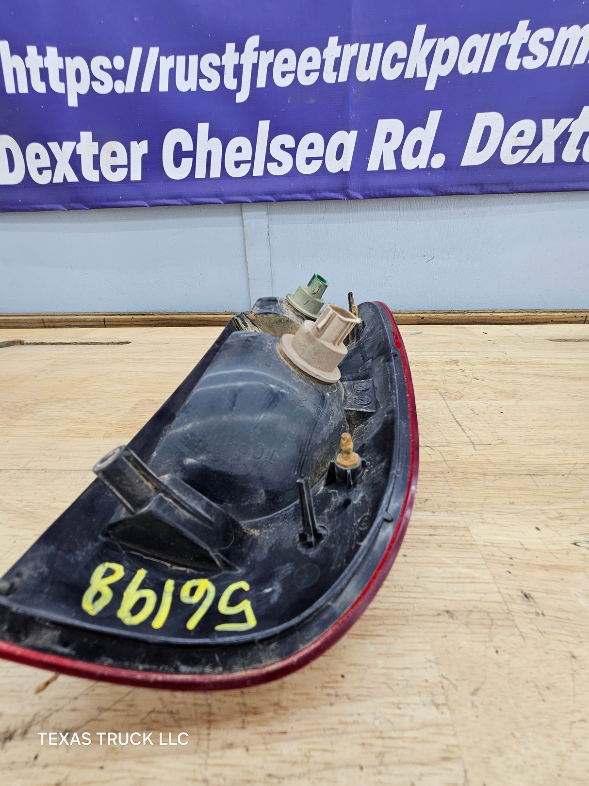 1999-2007 Ford Super Duty F250 F350 F450 F550 RH Passenger Side Tail Light