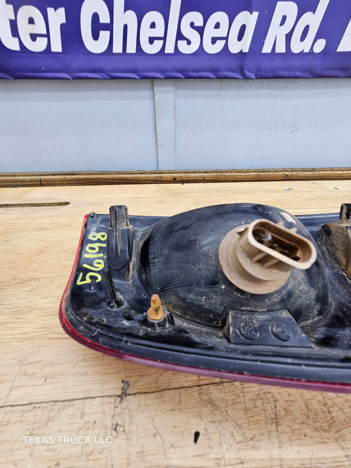 1999-2007 Ford Super Duty F250 F350 F450 F550 RH Passenger Side Tail Light