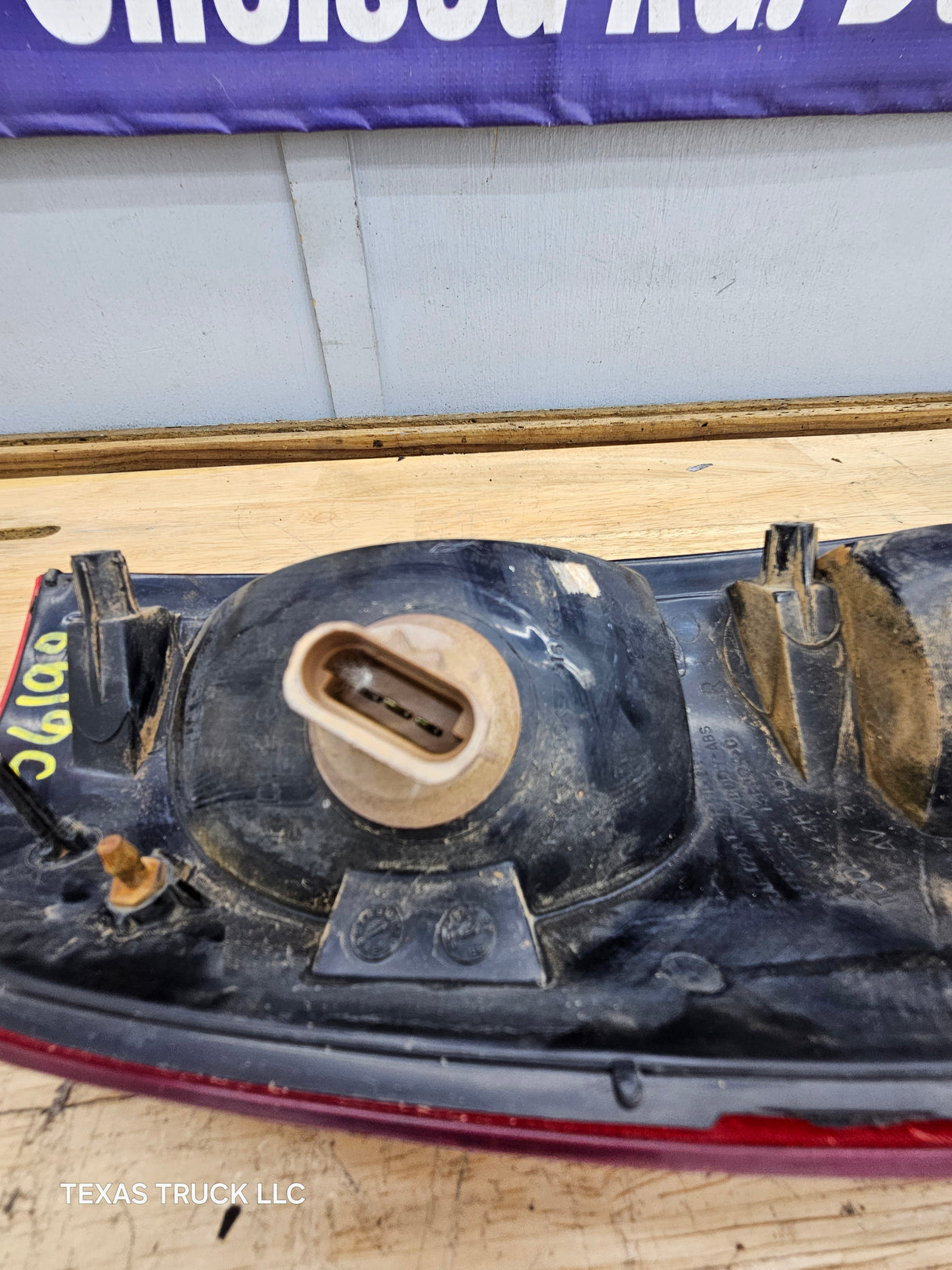 1999-2007 Ford Super Duty F250 F350 F450 F550 RH Passenger Side Tail Light