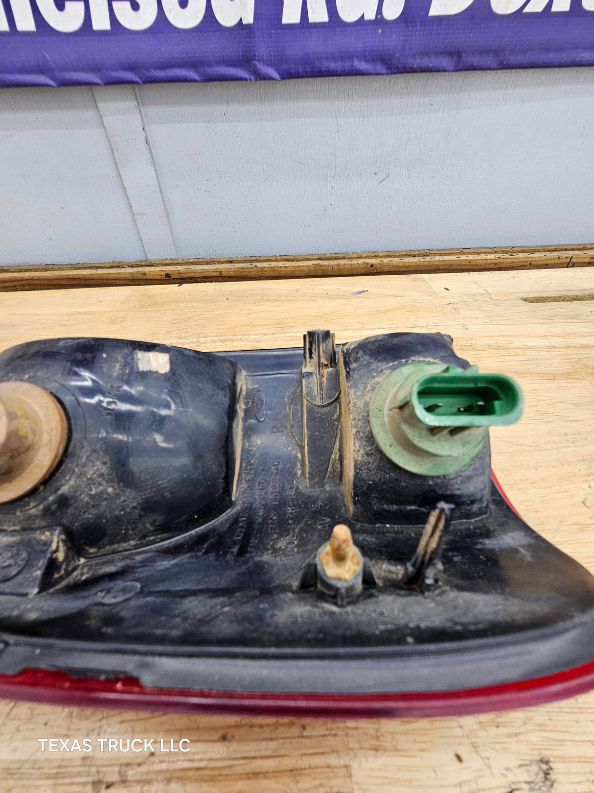 1999-2007 Ford Super Duty F250 F350 F450 F550 RH Passenger Side Tail Light